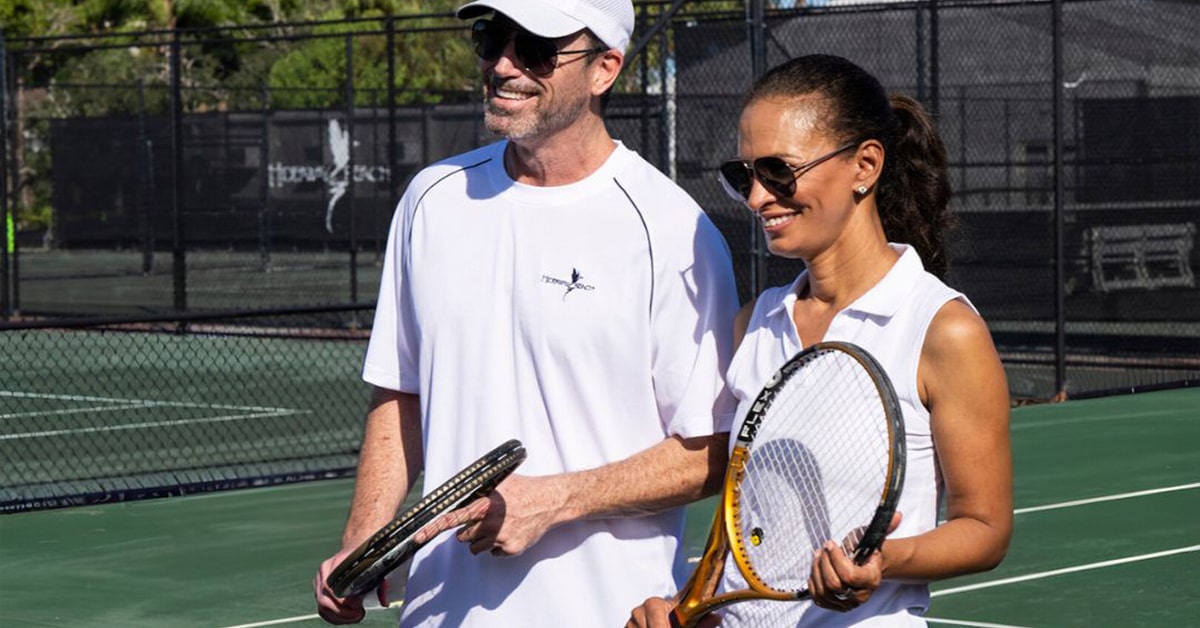 couple playing tennis